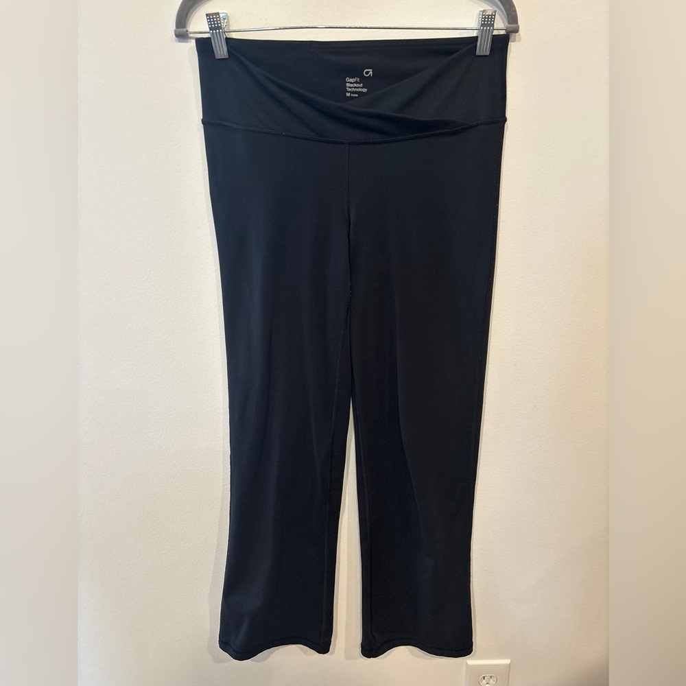 GAPfit Women's Black Yoga Pants with Crossover Waistband - Medium Petite
